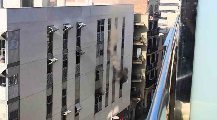Incendio en un edificio en la calle de la Constitució, en La Bordeta Incendio en un edificio en la calle de la Constitució, en La Bordeta