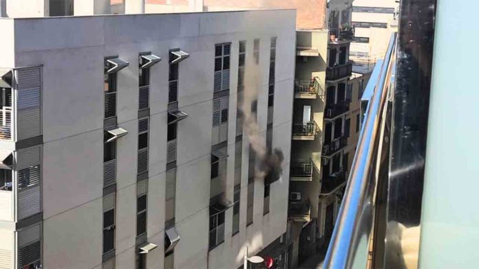 Incendio en un edificio en la calle de la Constitució, en La Bordeta