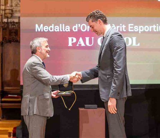 Jaume Collboni entrega la Medalla de Oro al Mérito Deportivo a Pau Gasol Jaume Collboni entrega la Medalla de Oro al Mérito Deportivo a Pau Gasol