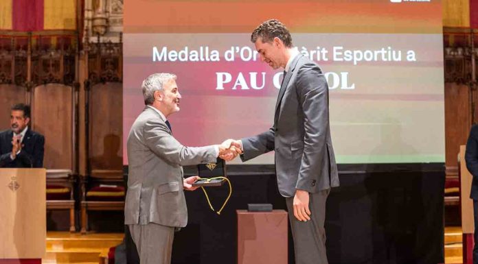 Jaume Collboni entrega la Medalla de Oro al Mérito Deportivo a Pau Gasol Jaume Collboni entrega la Medalla de Oro al Mérito Deportivo a Pau Gasol