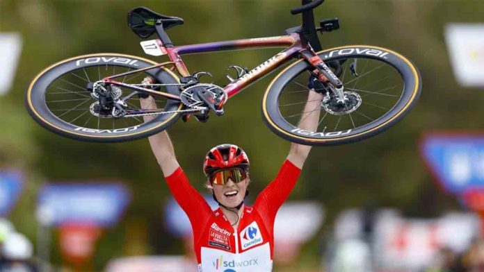 La Vuelta ciclista femenina 2025 sale de Barcelona