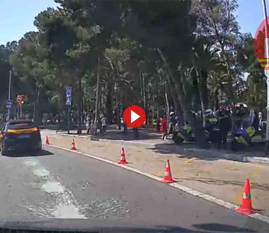 Conflicto del taxi en el Park Güell: multan a los taxistas que dejan pasajeros Ofensiva contra el taxi en el Park Güell multan a los taxistas en la parada