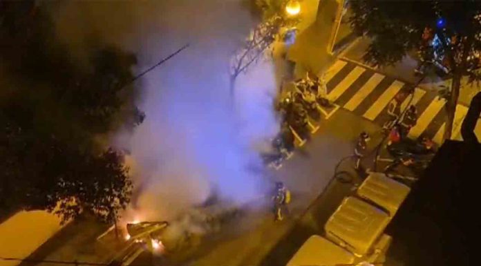 Queman varios contenedores en la calle Xiprer del Guinardó Queman varios contenedores en la calle Xiprer del Guinardó