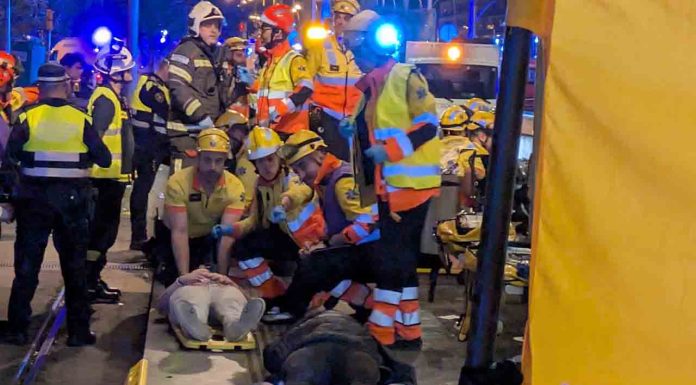 Simulacro de accidente entre un coche y un tranvía en Glòries Simulacro de accidente entre un coche y un tranvía en Glòries
