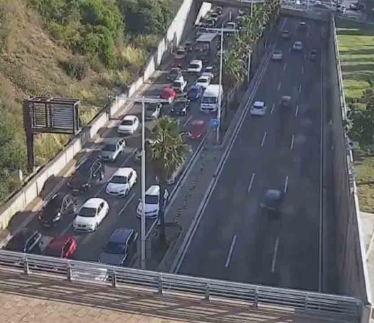 Un accidente en la Ronda de Dalt provoca colas kilométricas Un accidente en la Ronda de Dalt provoca colas kilométricas