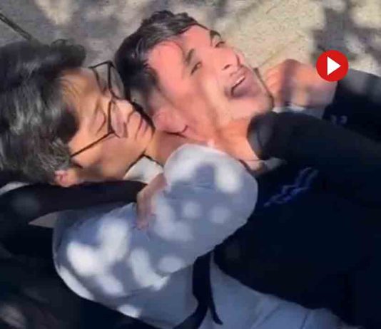 Un fotógrafo retiene a un ladrón que le había robado la cámara Un fotógrafo retiene a un ladrón que le había robado la cámara