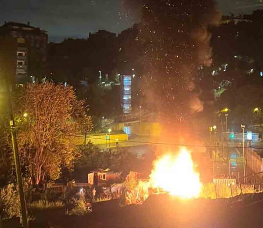 Un herido grave en el incendio de un asentamiento de Vallcarca Un herido grave en el incendio de un asentamiento de Vallcarca