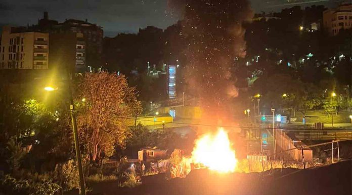 Un herido grave en el incendio de un asentamiento de Vallcarca Un herido grave en el incendio de un asentamiento de Vallcarca