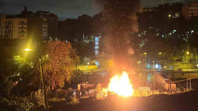 Un herido grave en el incendio de un asentamiento de Vallcarca