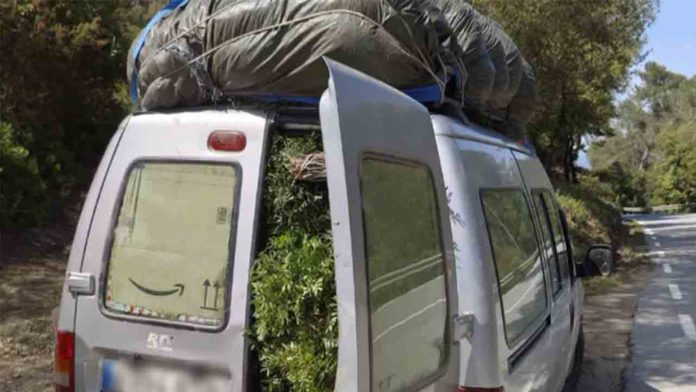 Un hombre que llevaba 600 Kg de lentisco en una furgoneta en Collserola