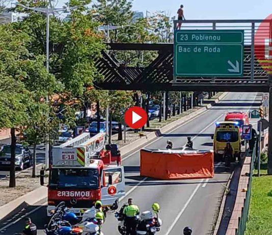 Un hombre se sube a una marquesina y bloquea la Ronda Litoral Un hombre se sube a una marquesina y bloquea la Ronda Litoral