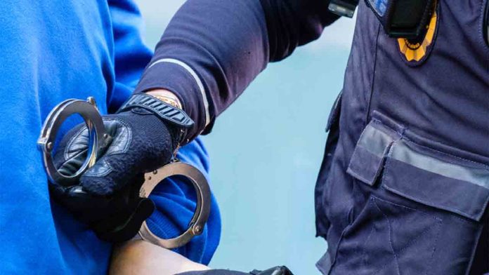 Un ladrón roba una moto en Sants pero lo pillan por huir sin pagar la gasolina