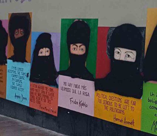 Vandalizan un mural del 8-M pintando niqabs en las caras de las mujeres Vandalizan un mural del 8-M pintando niqabs en las caras de las mujeres
