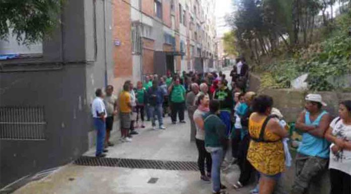 Aplazan un desahucio en Ciutat Meridiana de una niña con discapacidad Aplazan un desahucio en Ciutat Meridiana de una niña con discapacidad