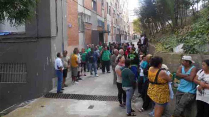 Aplazan un desahucio en Ciutat Meridiana de una niña con discapacidad
