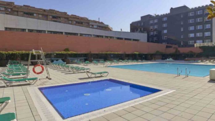 Barcelona abre las piscinas municipales al aire libre con la llegada del calor