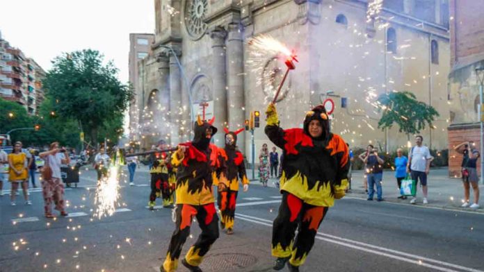 Celebra la verbena de Sant Joan en los barrios del Distrito de Sant Andreu