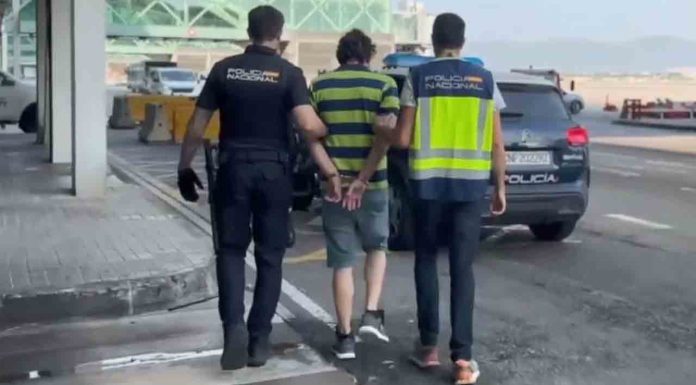 Detenido en el aeropuerto un italiano acusado de matar a dos hombres Detenido en el aeropuerto un italiano acusado de matar a dos hombres