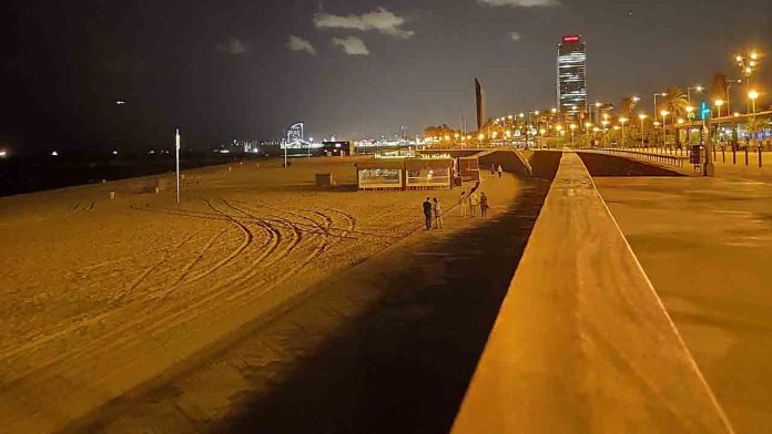 Detenido por exhibicionismo frente a menores en la playa del Bogatell