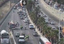 Importantes retenciones en la Ronda Litoral por un coche volcado Importantes retenciones en la Ronda Litoral por un coche volcado