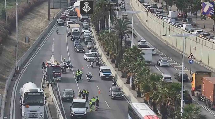 Importantes retenciones en la Ronda Litoral por un coche volcado Importantes retenciones en la Ronda Litoral por un coche volcado