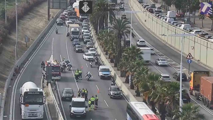 Importantes retenciones en la Ronda Litoral por un coche volcado