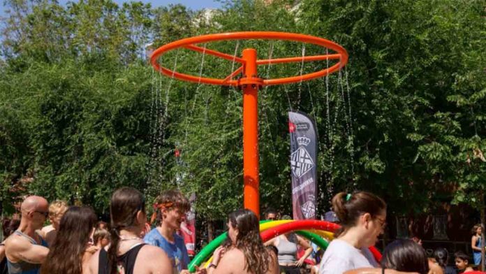 Inaugurado el nuevo espacio de juegos infantiles y de agua en la plaza del Maresme