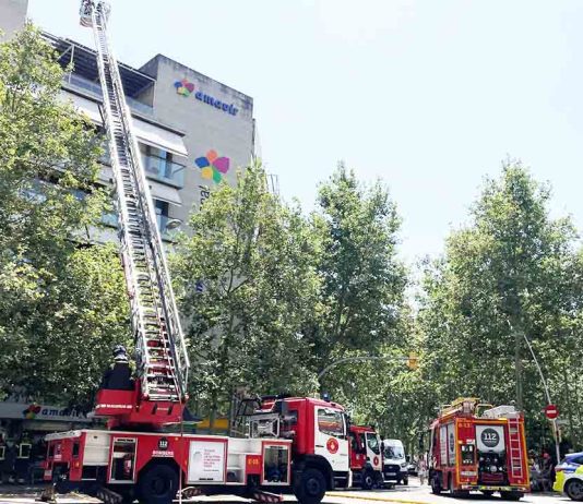 Incendio en la azotea de una residencia de mayores en Poblenou Incendio en la azotea de una residencia de mayores en Poblenou