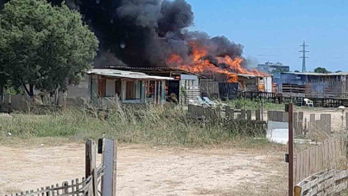 Incendio en un asentamiento de barracas de El Prat de Llobregat Incendio en un asentamiento de barracas de El Prat de Llobregat