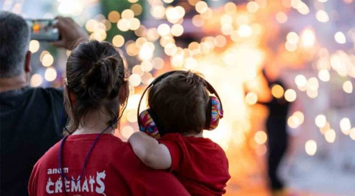 Inicio de la verbena en Ciutat Vella con la llegada de la Llama del Canigó Inicio de la verbena en Ciutat Vella con la llegada de la Llama del Canigó