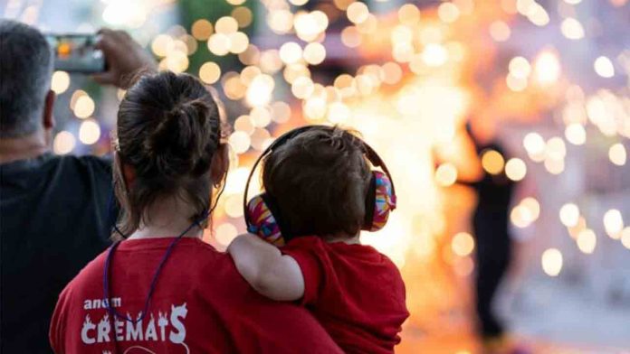 Inicio de la verbena en Ciutat Vella con la llegada de la Llama del Canigó