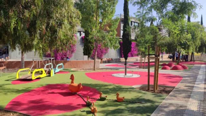 La Plaza de Emili Mira estrena un área de juego infantil totalmente accesible