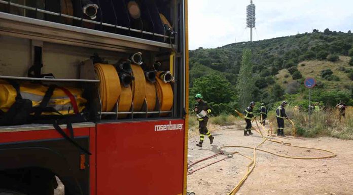 Los Bomberos realizan un simulacro de incendio forestal en Collserola Los Bomberos realizan un simulacro de incendio forestal en Collserola