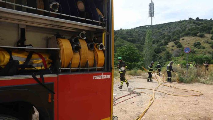 Los Bomberos realizan un simulacro de incendio forestal en Collserola