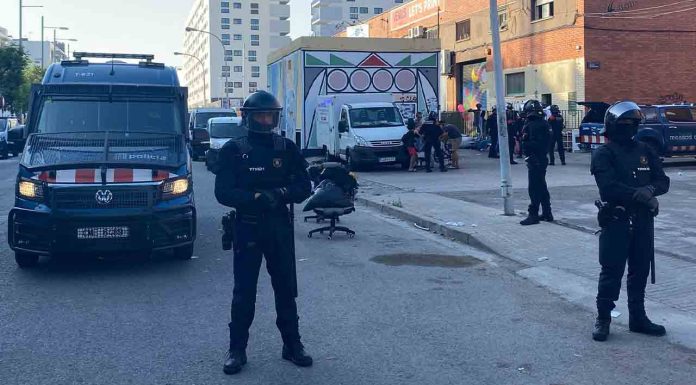 Los Mossos desalojan una nave ocupada en Badalona Los Mossos desalojan una nave ocupada en Badalona