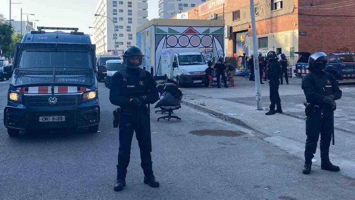 Los Mossos desalojan una nave ocupada en Badalona Los Mossos desalojan una nave ocupada en Badalona