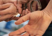 Detenido tras confesar la muerte de su madre en un centro sociosanitario Detienen a tres hombres por estafar con talonarios de cheques en Les Corts y Hospitalet