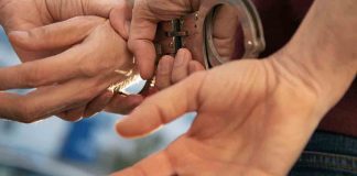 Detenido tras confesar la muerte de su madre en un centro sociosanitario Detienen a tres hombres por estafar con talonarios de cheques en Les Corts y Hospitalet