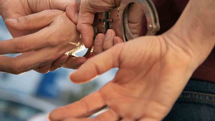 Mossos Detienen a tres hombres por estafar con talonarios de cheques en Les Corts y Hospitalet