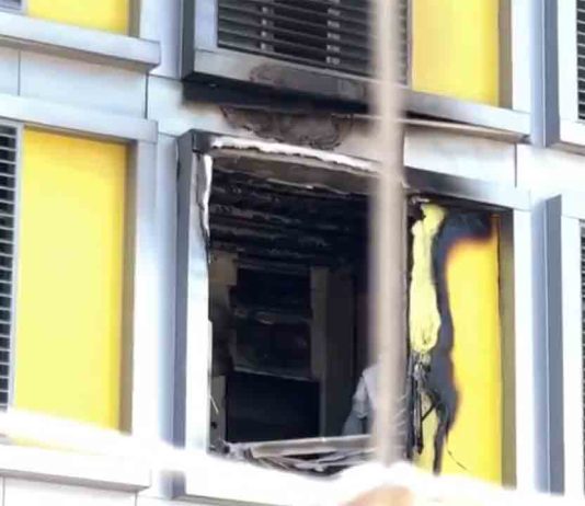 Muere una persona en un incendio en el Centro de Primera Acogida Zona Franca Muere una persona en un incendio en el Centro de Primera Acogida Zona Franca