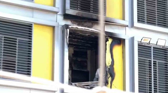 Muere una persona en un incendio en el Centro de Primera Acogida Zona Franca Muere una persona en un incendio en el Centro de Primera Acogida Zona Franca