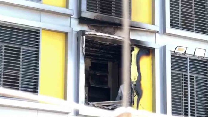 Muere una persona en un incendio en el Centro de Primera Acogida Zona Franca Muere una persona en un incendio en el Centro de Primera Acogida Zona Franca