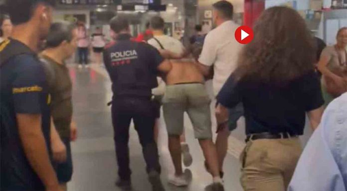 Persiguen a un ladrón por las vías de la L5 en la Diagonal tras el robo de un reloj Persiguen a un ladrón por las vías de la L5 en la Diagonal