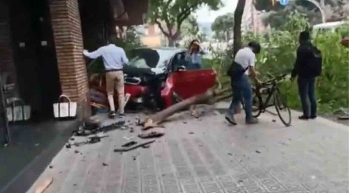 Pierde el control del vehículo en Vía Augusta y atropella a un peatón Pierde el control del vehículo en Vía Augusta y atropella a un peatón