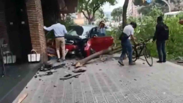 Pierde el control del vehículo en Vía Augusta y atropella a un peatón