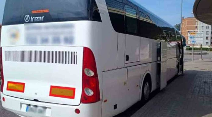 Pillan a un conductor de bus escolar con el carné retirado y sin puntos Pillan a un conductor de bus escolar con el carné retirado y sin puntos