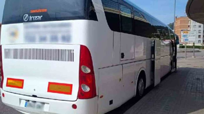 Pillan a un conductor de bus escolar con el carné retirado y sin puntos Pillan a un conductor de bus escolar con el carné retirado y sin puntos