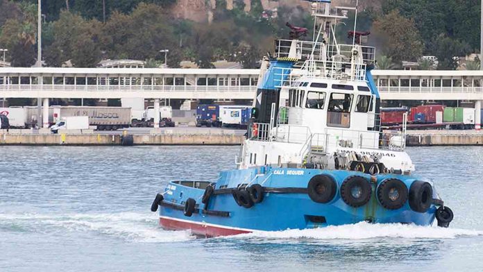 Se hunde un remolcador en el Puerto de Barcelona