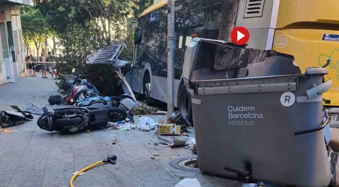 Un bus descontrolado arrasa con coches y motos en el Carmel Un bus descontrolado arrasa con coches y motos en el Carmel