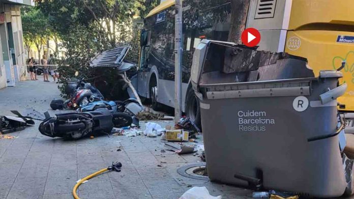 Un bus descontrolado arrasa con coches y motos en el Carmel